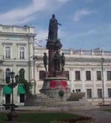 В Одессе на Екатерину II надели колпак палача и дали в руки виселицу: фото