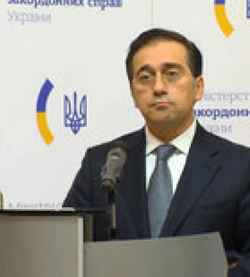 Министр иностранных дел Испании привез в Киев 30 машин скорой помощи