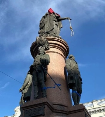 В Одесі одягли ковпак ката на пам&#039;ятник Катерині II