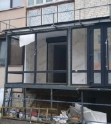 У Луцьку на вулиці Кравчука демонтували незаконну прибудову