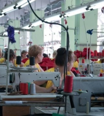 Російські окупанти розграбовують найбільшу швейну фабрику у Херсоні