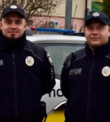 У Рівному патрульні супроводили до лікарні дівчину з апендицитом