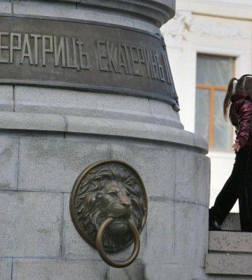Дальше только демонтаж: в Одессе на статую Екатерины II надели колпак палача