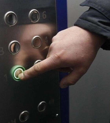 Що робити жителям Дніпра, якщо застряг у ліфті під час відключення світла