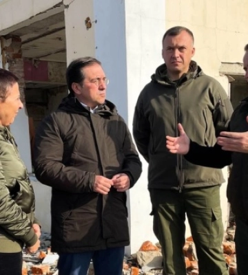 Главі іспанського МЗС показали знищений росіянами дитсадок у Макарові