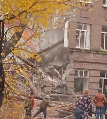 В Мариуполе захватчики сносят школу