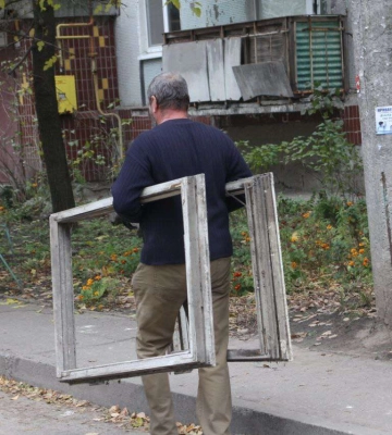 У дніпровських будинках ОСББ продовжують замінювати вікна після ракетних ударів