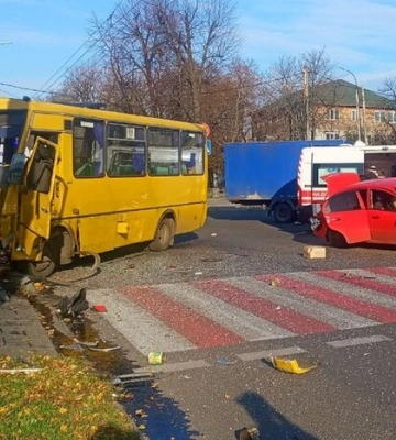 У Черкасах легковик зіштовхнувся з маршруткою: багато постраждалих 