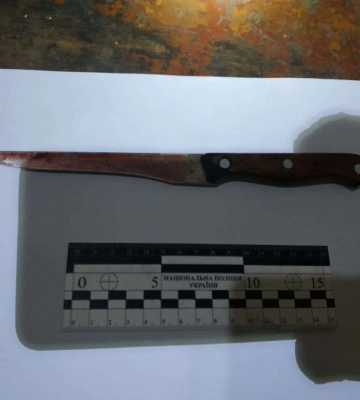 На Дніпропетровщині чоловік вдарив ножем у грудь свого гостя та викинув його на вулицю