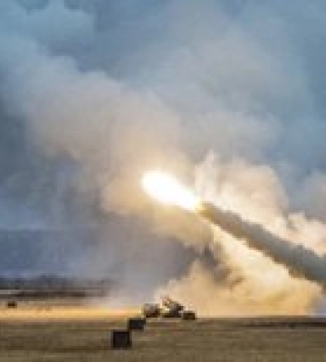 HIMARS ударил по баржевой переправе оккупантов под Антоновским мостом в Херсоне – видео