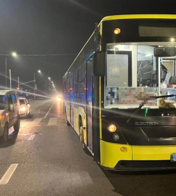 Пішохода, якого збив автобус, відкинуло на попутний автомобіль