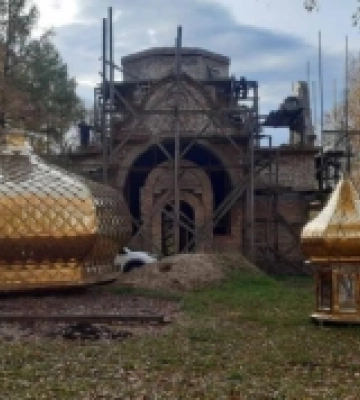 В Острозі освятили хрест та купол майбутнього храму біля лікарні