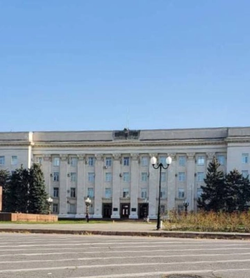 С Херсонской ОГА сняли российский триколог