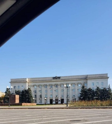 С Херсонской ОГА сняли российский триколог