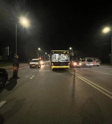 Пішохода, якого збив автобус, відкинуло на попутний автомобіль