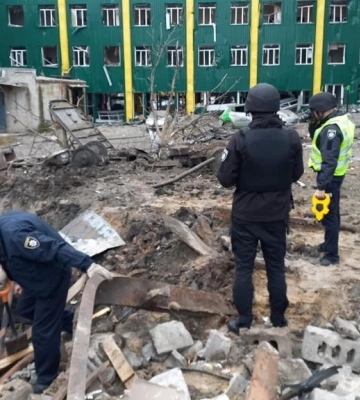 В обласній прокуратурі показали наслідки ракетного удару по Київському району Харкова 