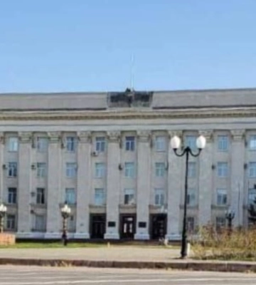 З Херсонської ОДА зняли російський триколог