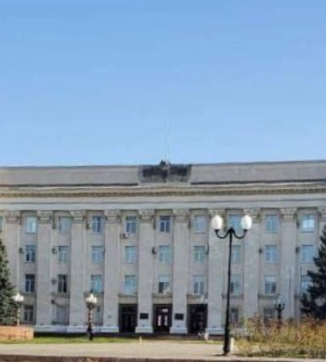 З Херсонської ОДА зняли російський триколог