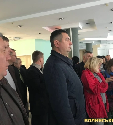 Голову Волиньради та керівника ОВА не пускали у приміщення податкової. Відео