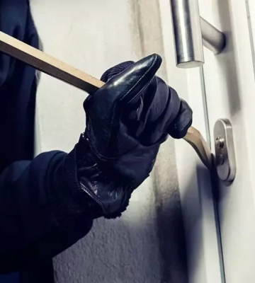 На Одещині два брати проникли у будинок літньої жінки та викрали тонометр, каблучку і телефони