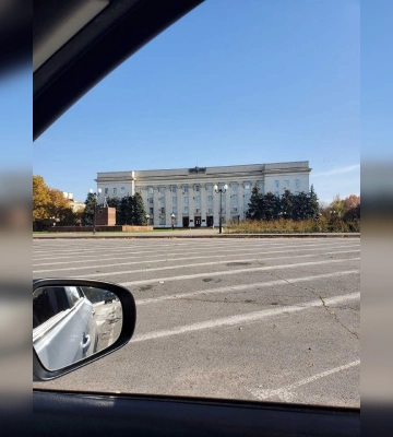З Херсонської ОДА зняли російський триколог