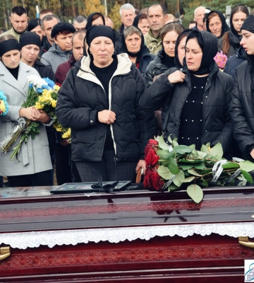 Ріки сліз та оберемки квітів: на Волині попрощалися з Героєм Дмитром Зімичем