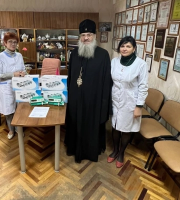 В Запорожье митрополит УПЦ передал медикам оборудование