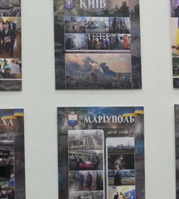 У Києві відкрили фотовиставку, присвячену українським містам-героям