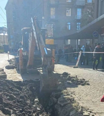 Біля готелю «Львів» розширюють зупинку громадського транспорту