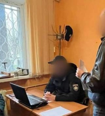 На Харківщині &quot;директорка&quot; школи нищила українські книжки та символіку