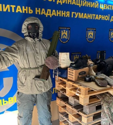 На Львівщину надійшов перший контейнерів зі США із зимовою формою для українських військових