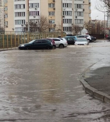 На улице Курчатова из-за прорыва водопровода жители многоэтажки не могли выйти из дома - видео