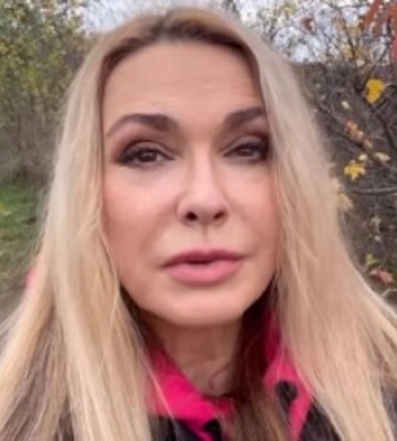 Зацілована Ольга Сумська неочікувано побачила справжнє щастя від зустрічі, чоловік так не цілує: &quot;Несе мені&quot;