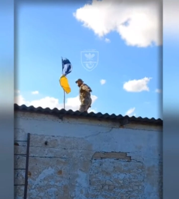 Воїни 61-ї бригади підняли державний прапор у визволеному селі Мала Сейдеменуха на Херсонщині. ВIДЕО
