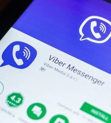На Херсонщині окупанти заборонили вчителям користуватися WhatsApp, Viber та Telegram