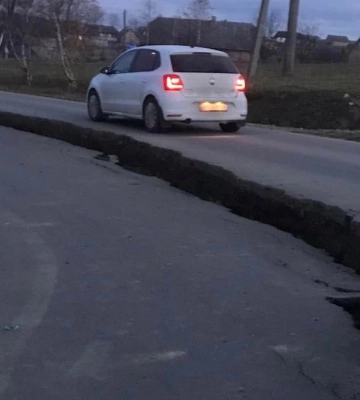 У гірському селі на Львівщині після ремонту на дорозі утворилось провалля
