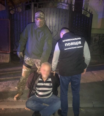 Поліція затримала 52-річного чоловіка за замах на вбивство мешканця Мукачева