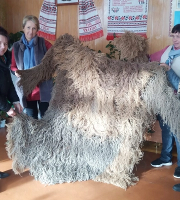 У школі на Волині вчителі й учні плели кікімори та виготовляли окопні свічки для захисників