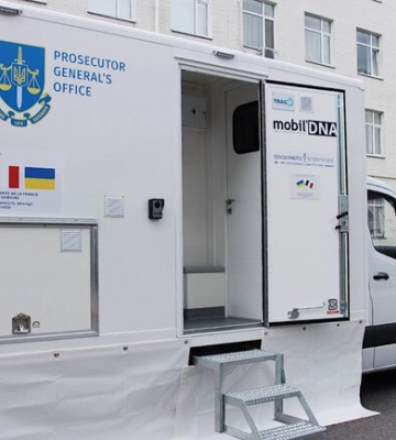 В Ізюмі працює мобільна лабораторія для відбору ДНК у родичів загиблих та зниклих безвісти