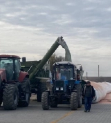 На Волині  фермерам передали рукави для тимчасового зберігання збіжжя