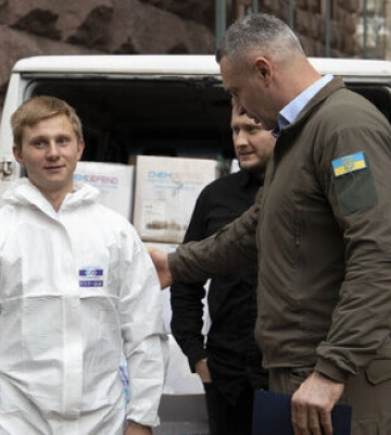 Київ отримав 1000 сучасних спецкомбінезонів для рятувальників - Кличко