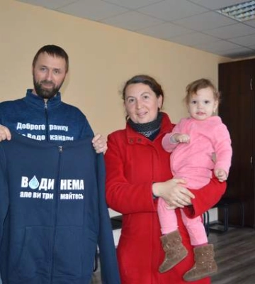 &quot;Води нема, але ви тримайтесь&quot; : хмельничанка отримала від водоканалу  светр з цікавим написом