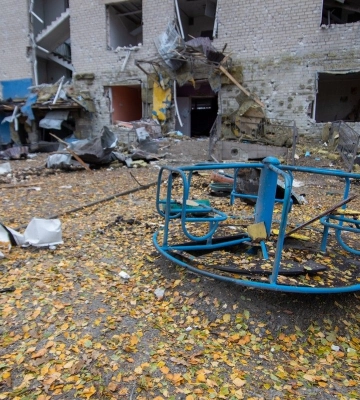 Шість ракет по людях. Як виглядає Покровськ після російського удару (фоторепортаж)