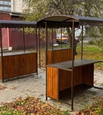 У Луцьку встановили перші ятки, де пенсіонери зможуть продавати сільгосппродукцію