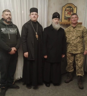 Житомирские священники УПЦ отправили гуманитарный груз на передовую и в Святогорскую лавру