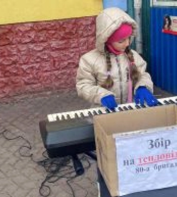 Майже 70 тисяч гривень для ЗСУ зібрала  юна піаністка під час концертів на майдані свого міста