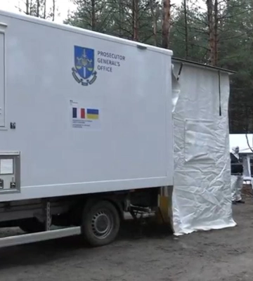 Мобільна лабораторія в Ізюмі: ДНК для ідентифікації загиблих здали 32 людини