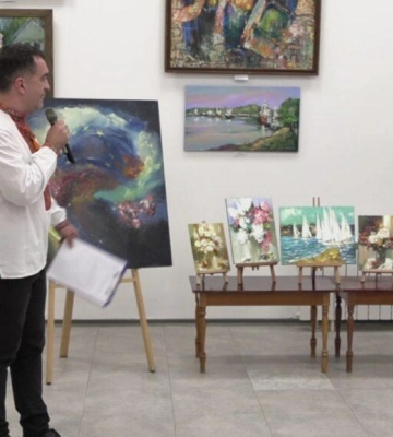 «Зігрій військового»: в Ізмаїлі пройшла благодійна виставка миколаївських митців (відео)