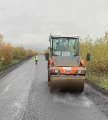 За сприятливої погоди дорожники продовжують відновлювати автошляхи Закарпаття