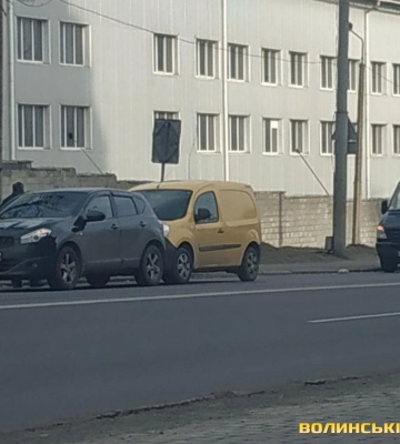 «Побачив пошкодження та поїхав»: у Луцьку на Львівській ВАЗ зачепив Nissan та втік з місця ДТП